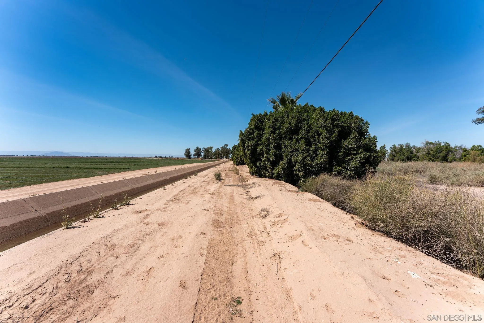 2465 Meloland Road, Unit 1 El Centro, CA 92243 - Photo 9 of 26 a view of a dry yard with wooden fence