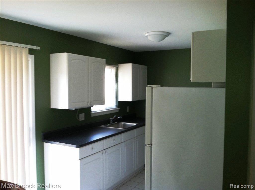 524 Rewold Drive Rochester, MI 48307 - Photo 6 of 14 8 Kitchen