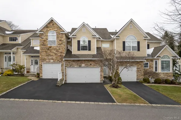 $785,000 | 9 Mohannis Way, Kings Park, NY 11754