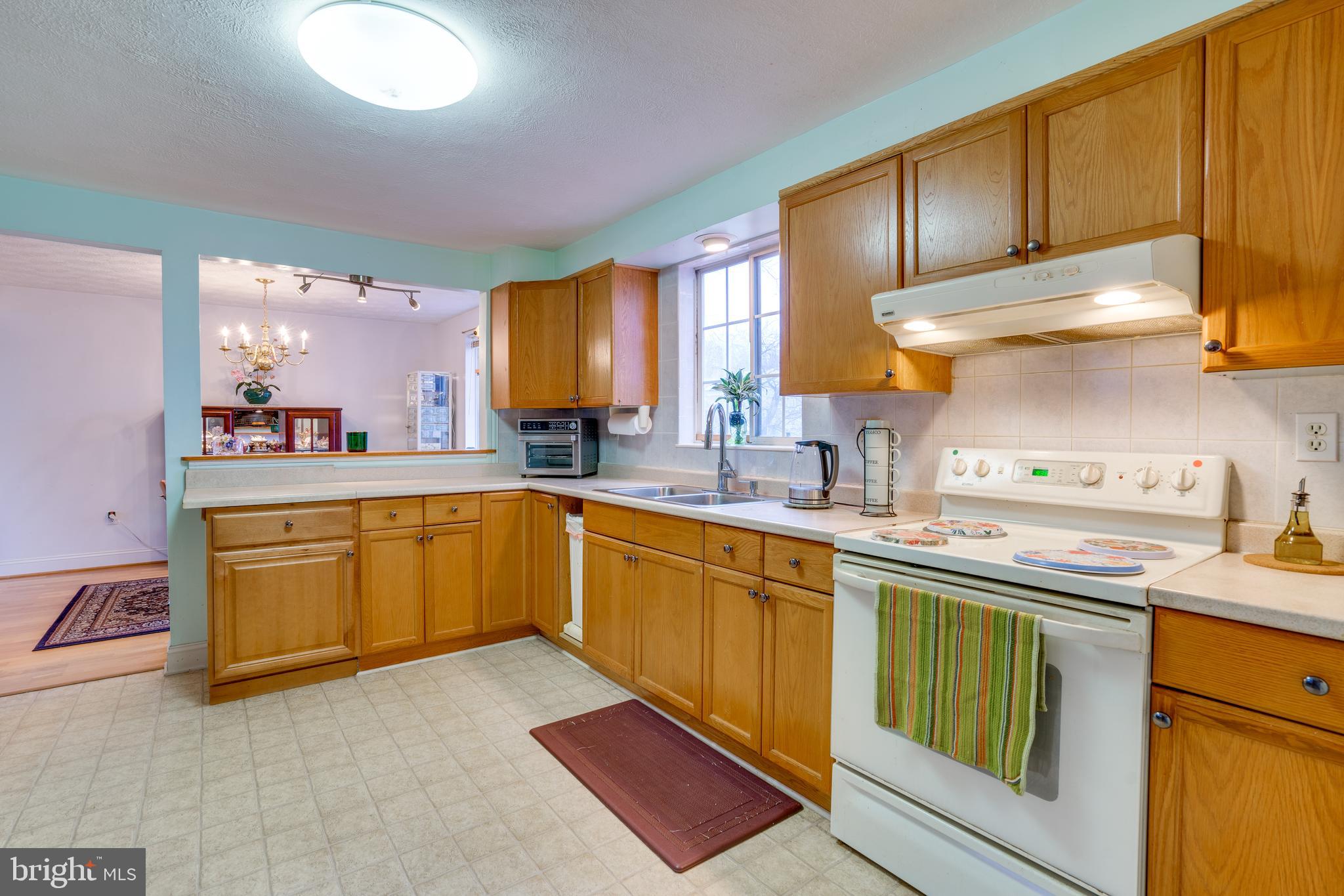 2851 Edgelea Road Vienna, VA 22181 - Photo 16 of 70