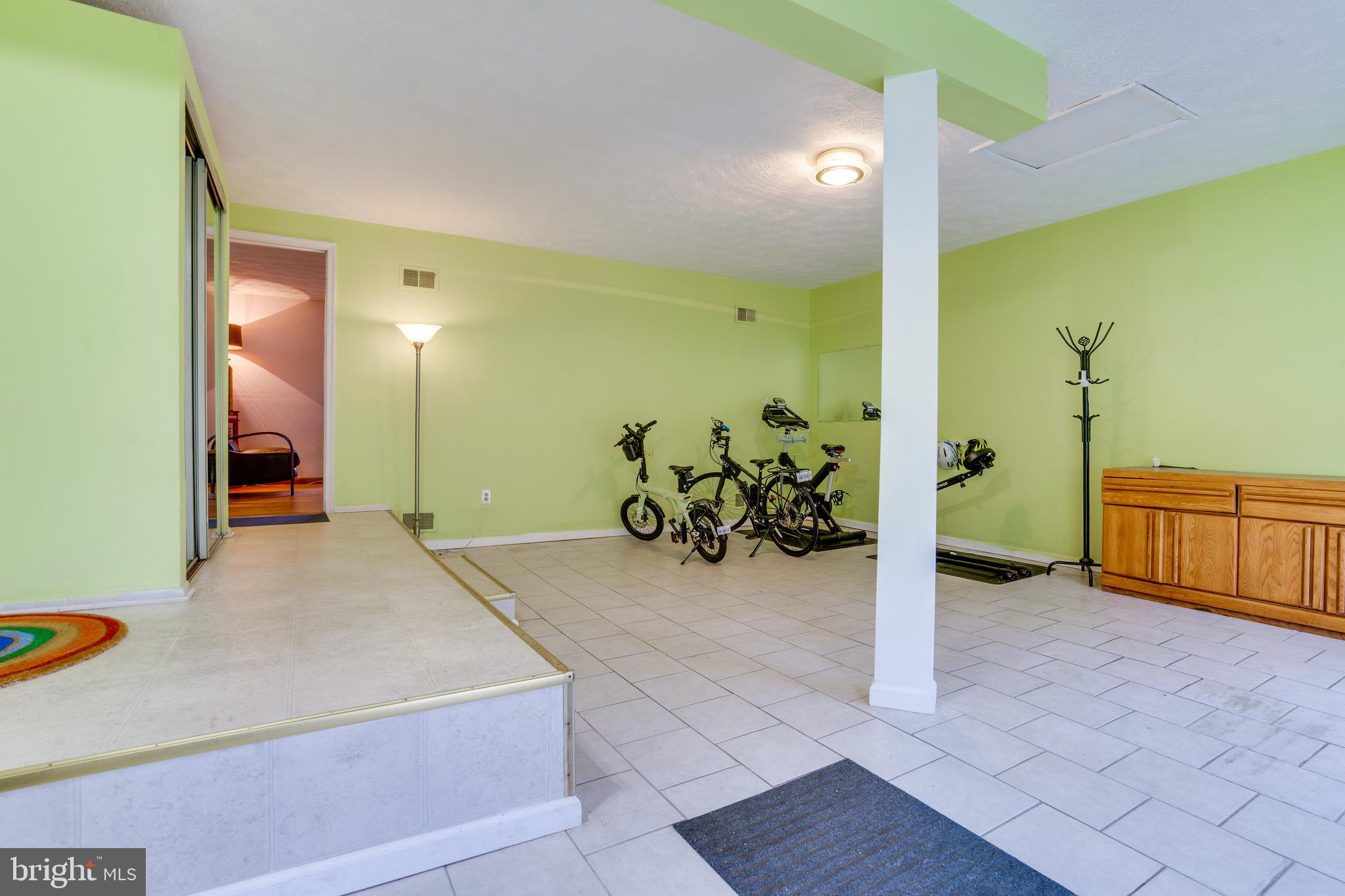 2851 Edgelea Road Vienna, VA 22181 - Photo 25 of 70