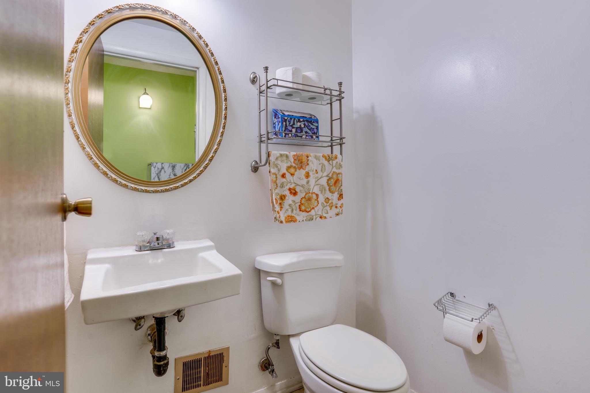 2851 Edgelea Road Vienna, VA 22181 - Photo 27 of 70