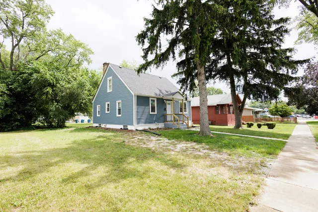 a view of a house with a yard
