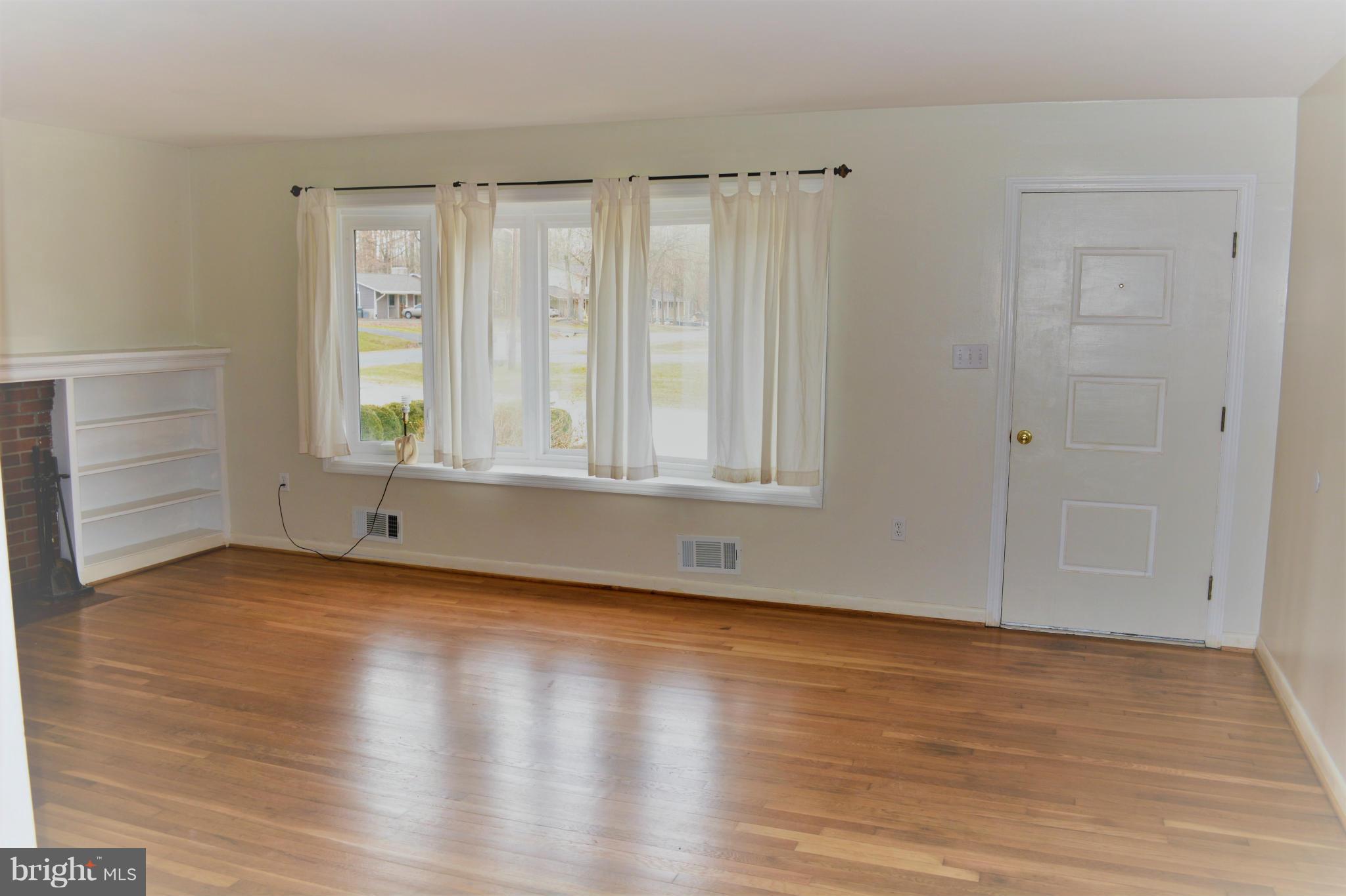 16113 Kenny Road Laurel, MD 20707 - Photo 3 of 22 Living Room
