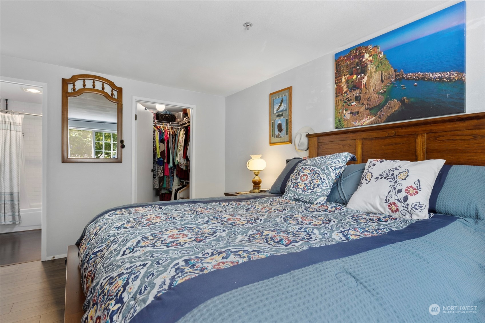 949 Aberdeen Avenue Northeast, Unit E216 Renton, WA 98056 - Photo 14 of 23 a bedroom with a large bed and a painting on the wall