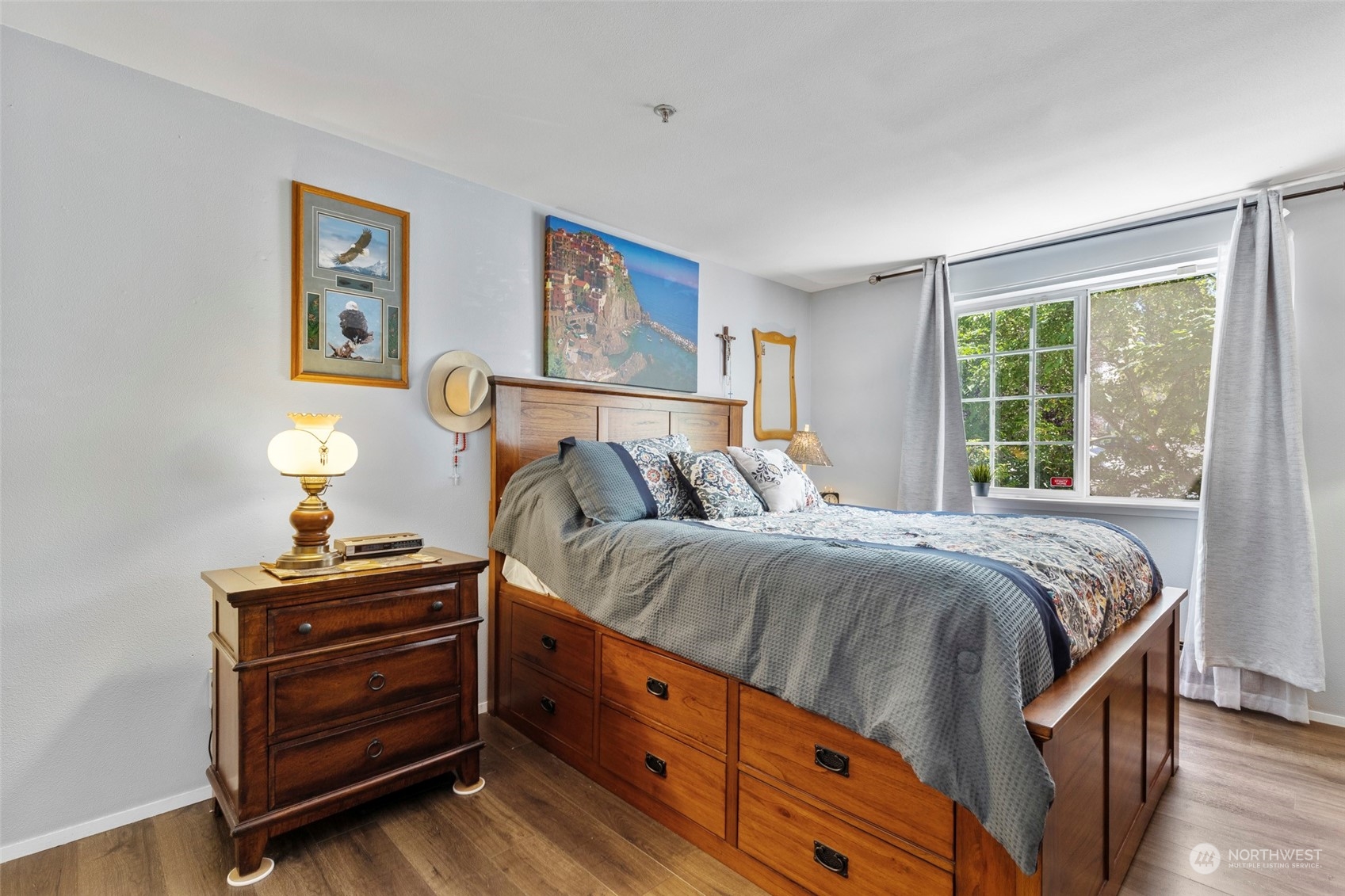 949 Aberdeen Avenue Northeast, Unit E216 Renton, WA 98056 - Photo 15 of 23 a bedroom with a bed and a window