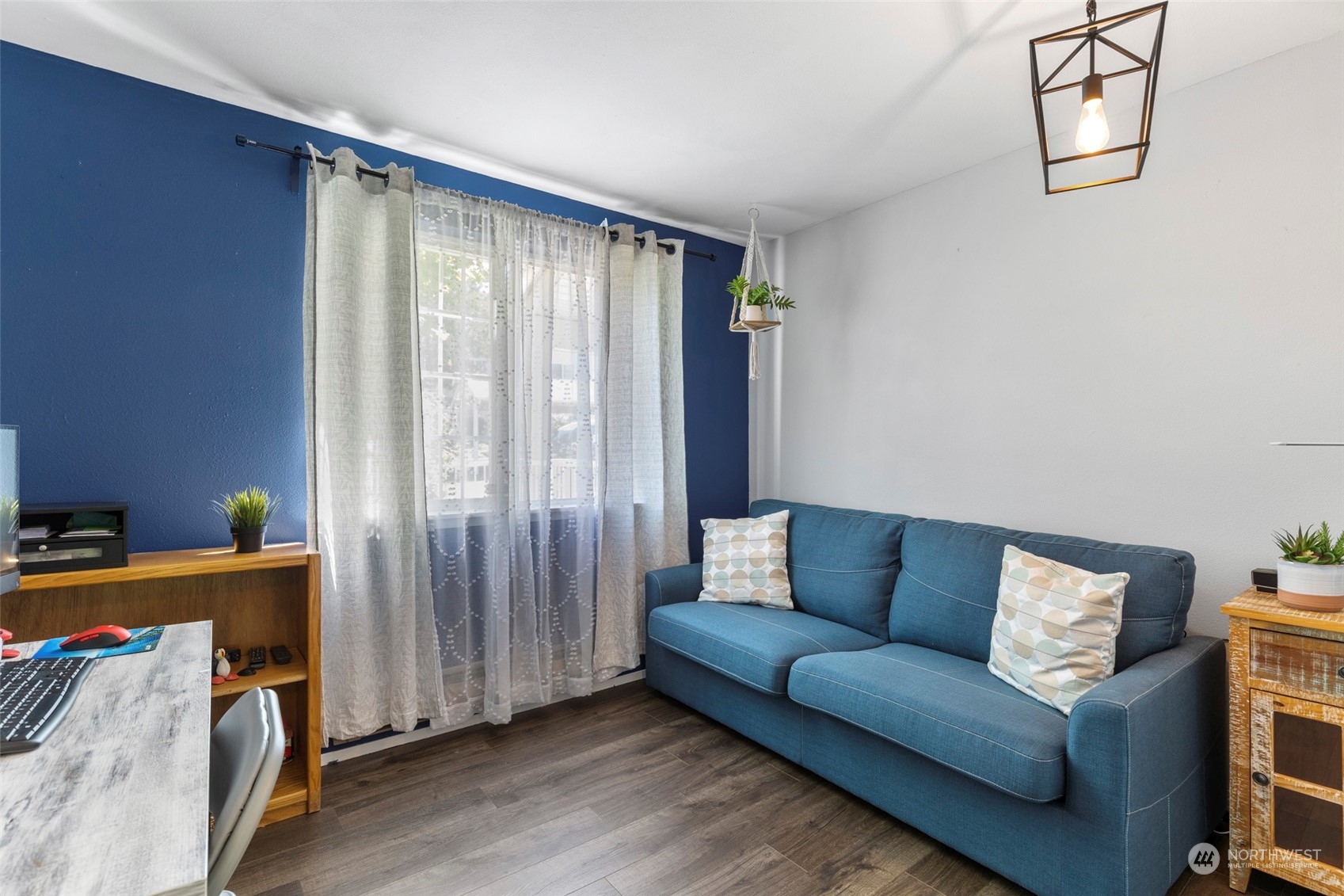949 Aberdeen Avenue Northeast, Unit E216 Renton, WA 98056 - Photo 18 of 23 a living room with furniture and a window