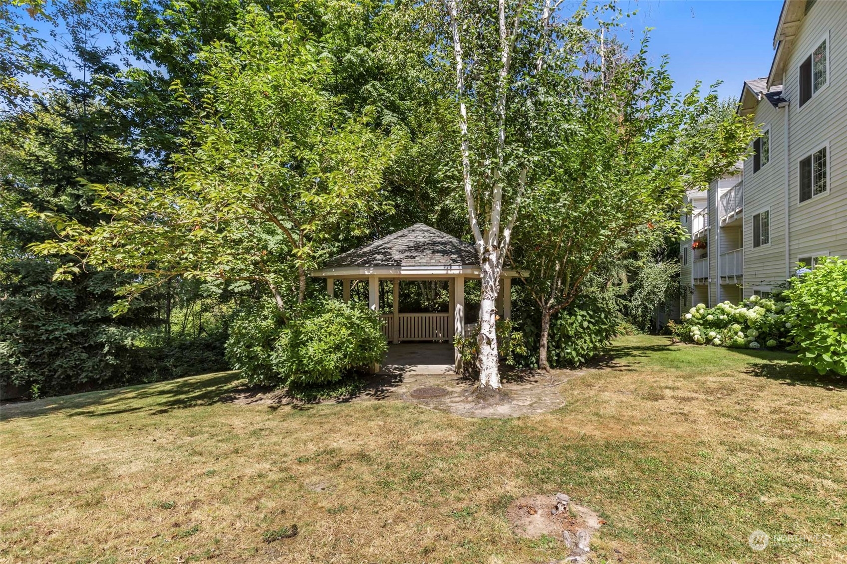 949 Aberdeen Avenue Northeast, Unit E216 Renton, WA 98056 - Photo 20 of 23 a front view of a house with a yard