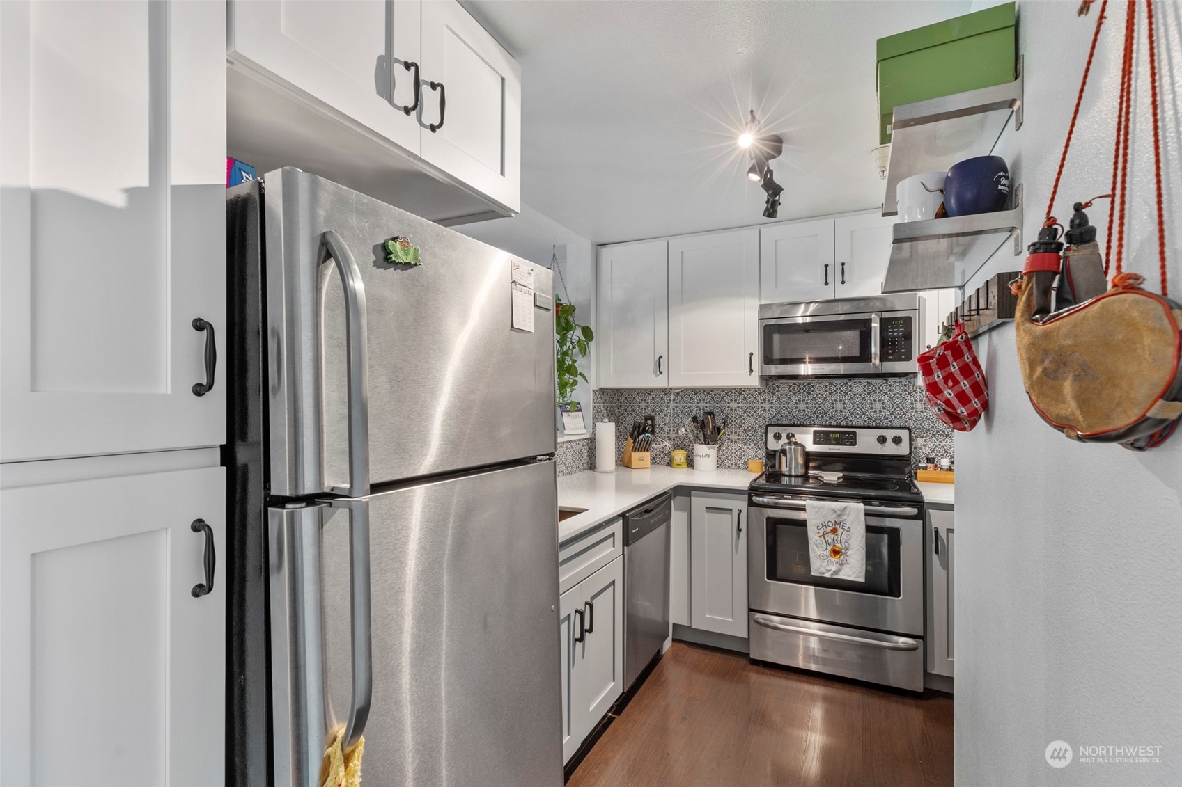 949 Aberdeen Avenue Northeast, Unit E216 Renton, WA 98056 - Photo 7 of 23 a kitchen with stainless steel appliances a refrigerator a stove and a sink