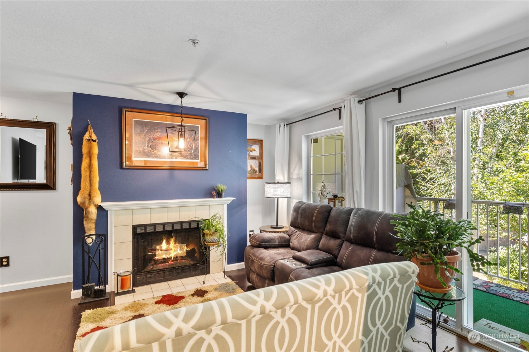 949 Aberdeen Avenue Northeast, Unit E216 Renton, WA 98056 - Photo 10 of 23 a living room with furniture large window and a fireplace