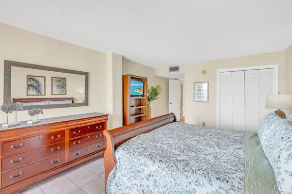 $755,000 | 1001 West Ocean Drive, Unit 1204, Key Colony Beach, FL 33051