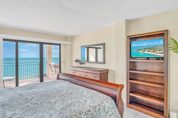 $755,000 | 1001 West Ocean Drive, Unit 1204, Key Colony Beach, FL 33051