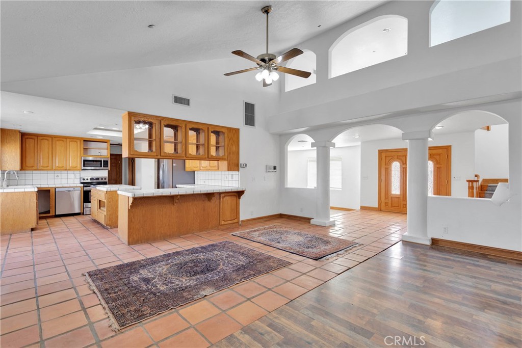 8381 White Road Phelan, CA 92371 - Photo 20 of 59 a view of a living room