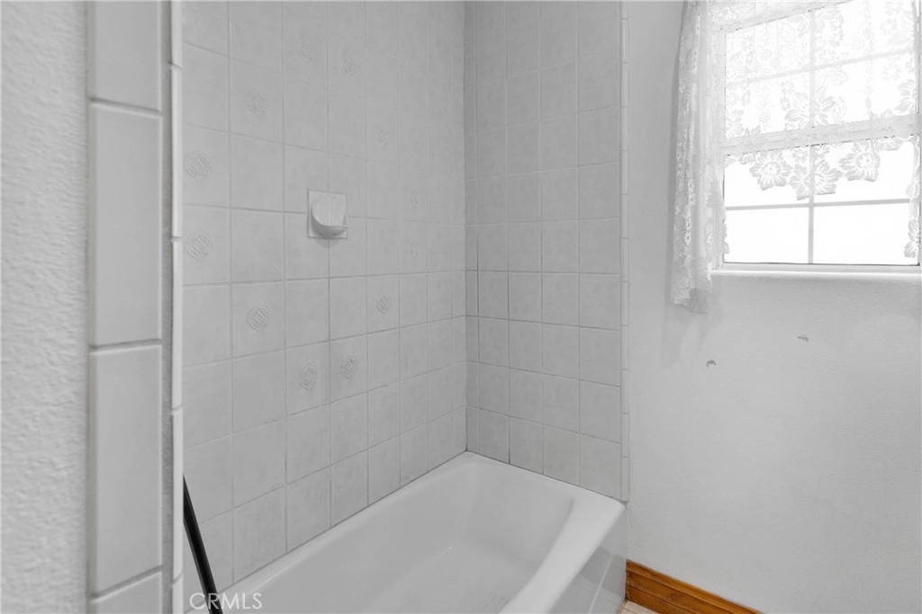 8381 White Road Phelan, CA 92371 - Photo 25 of 59 a bathroom with a bathtub