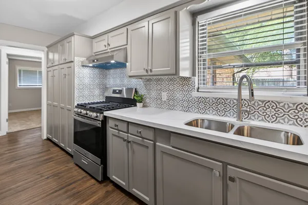 $2,400 | 2027 Ottawa Lane, Houston, TX 77043