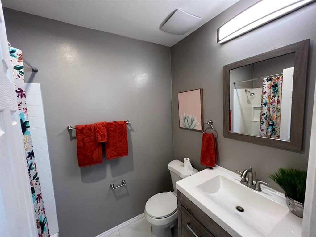 4206 Somerville Avenue Dallas, TX 75206 - Photo 22 of 26 a bathroom with a toilet sink and mirror