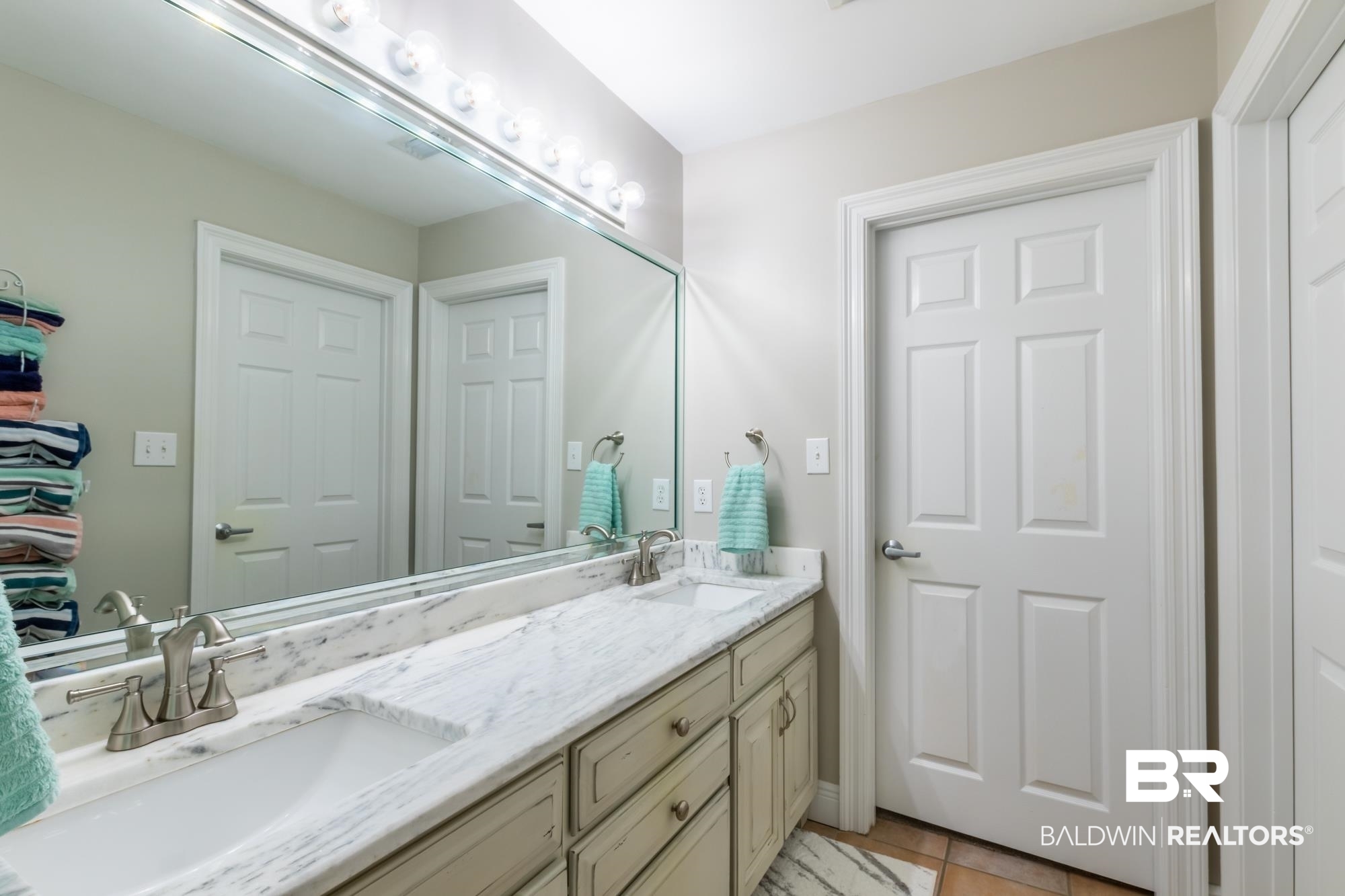 31043 Peninsula Drive Orange Beach, AL 36561 - Photo 23 of 50 Jack and Jill Bathroom