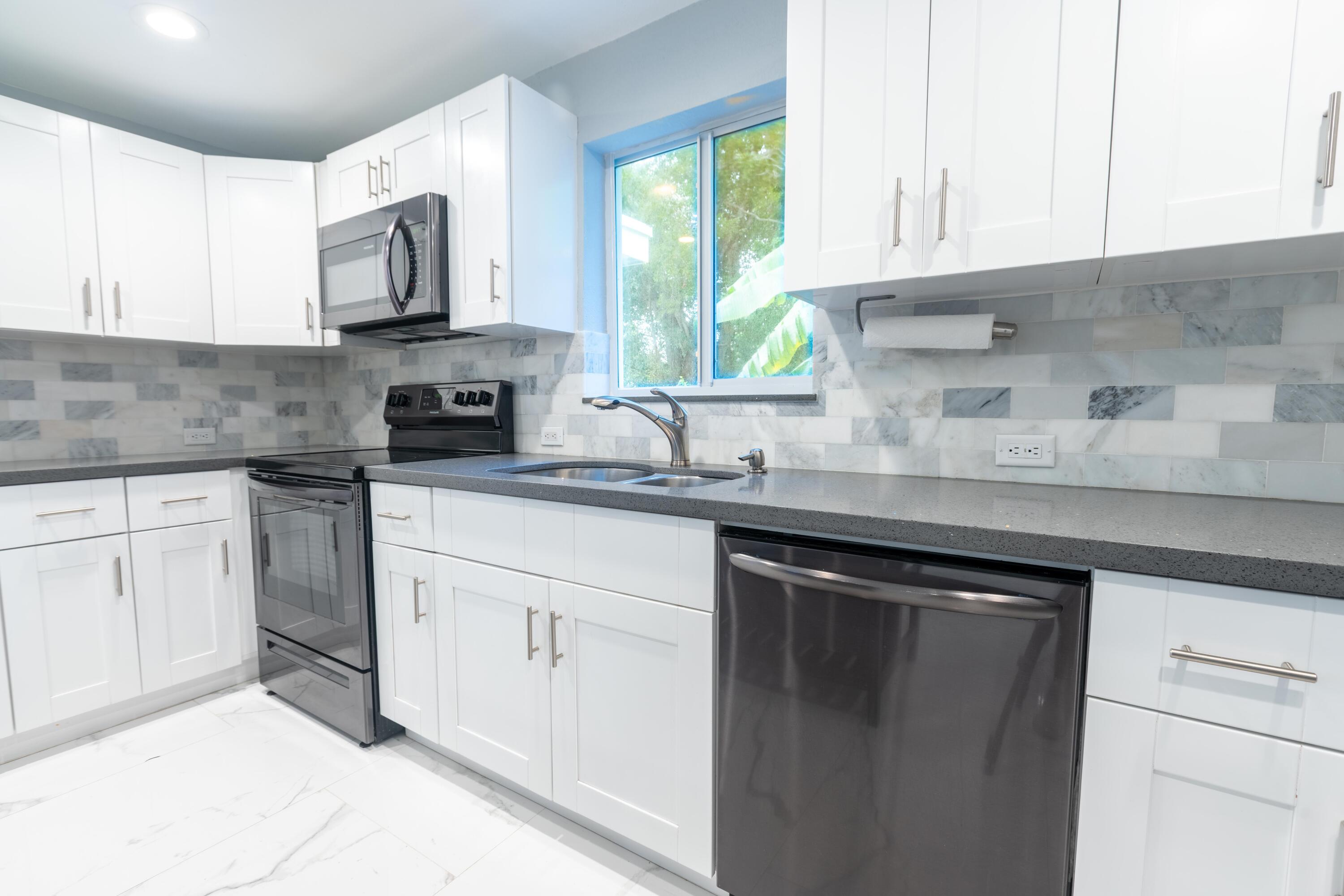11 Judy Place Key Largo, FL 33037 - Photo 6 of 31 DSC05810-HDR