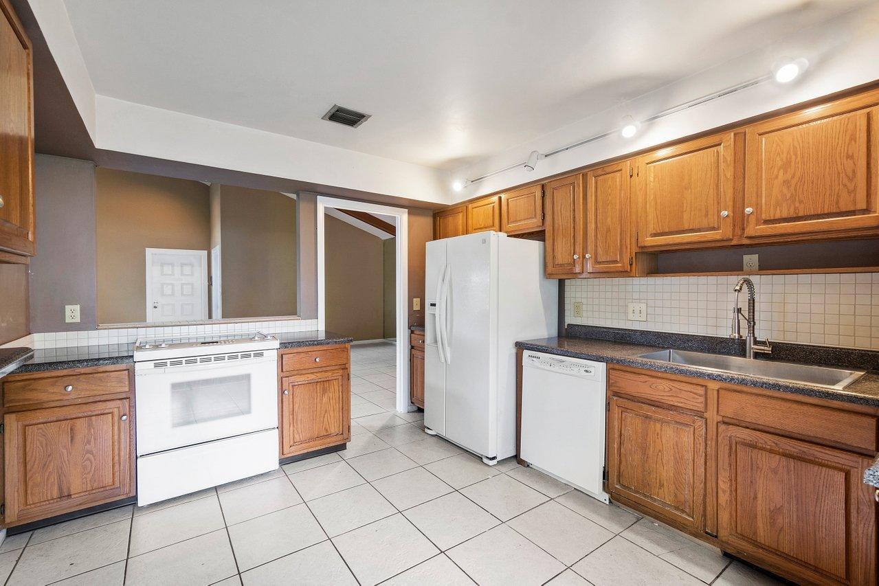 6125 Old Court Road, Unit 233 Boca Raton, FL 33433 - Photo 8 of 31 011-6125OldCourtRoad-BocaRaton-FL-33433-