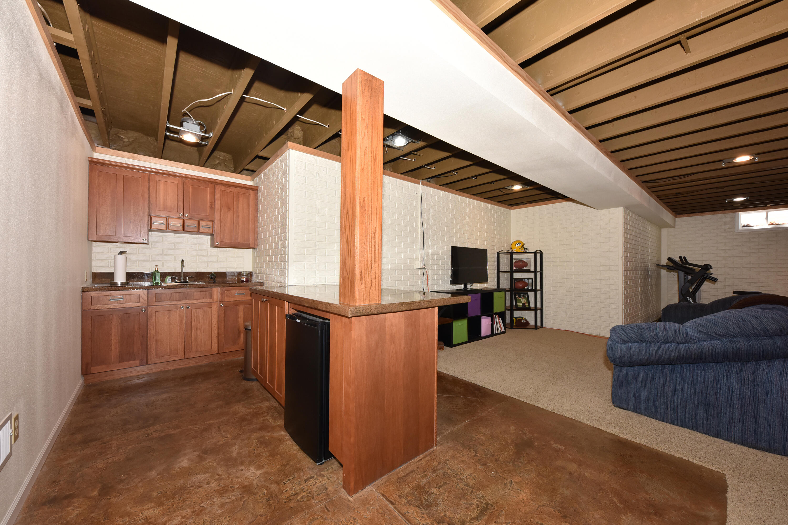 550 Hunter Crossing South Slinger, WI 53086 - Photo 21 of 31 Wet Bar