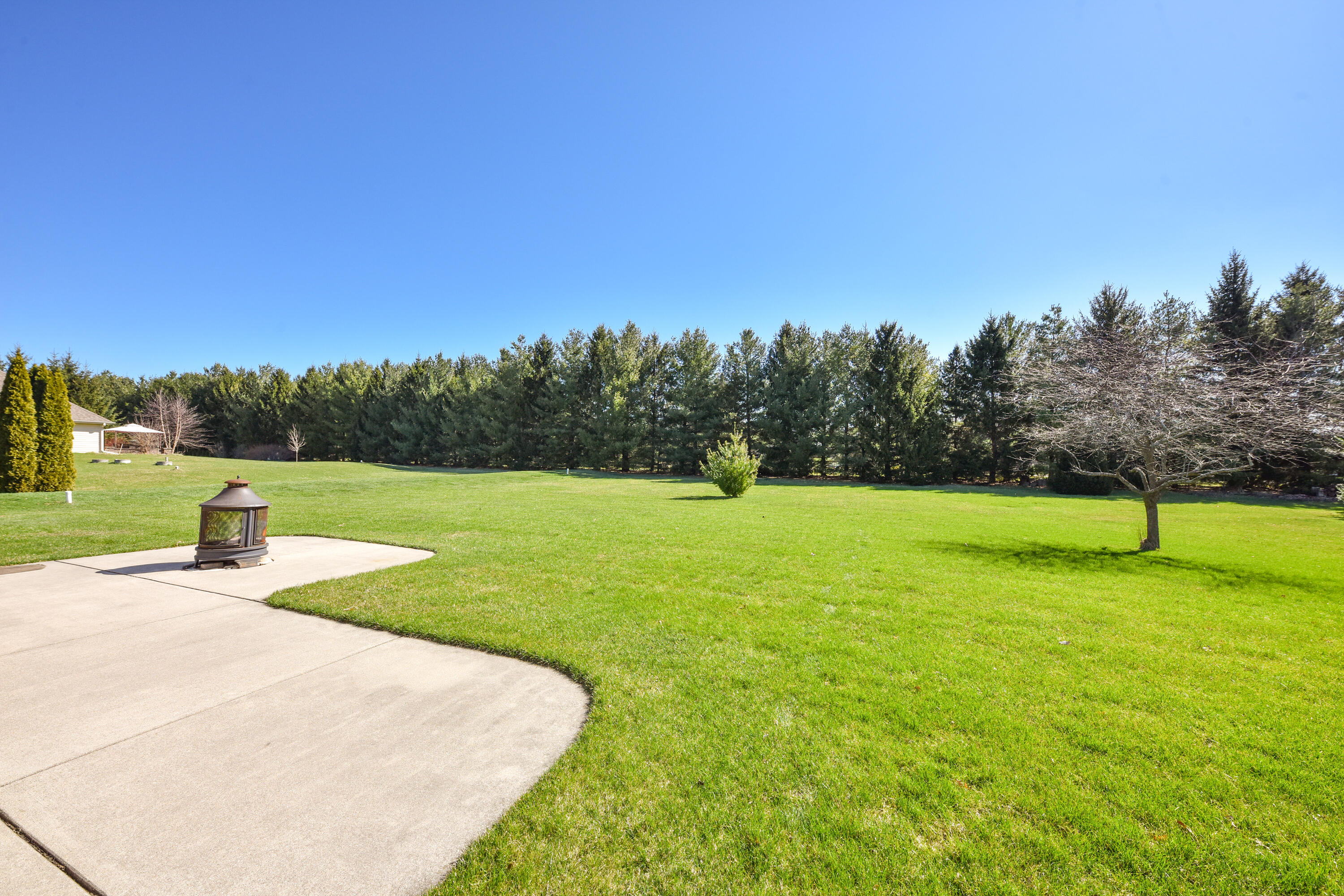 550 Hunter Crossing South Slinger, WI 53086 - Photo 27 of 31 Backyard