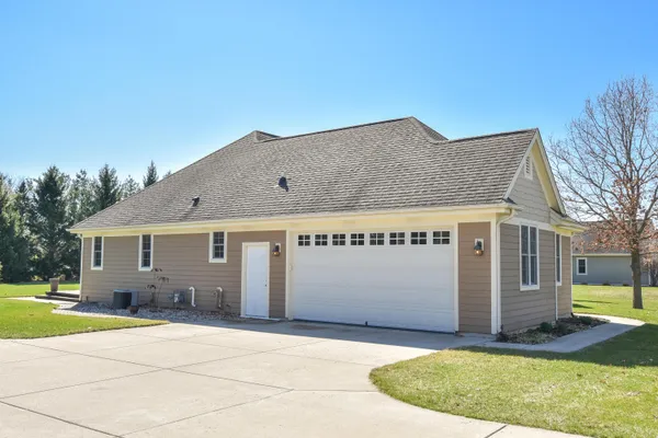 $575,000 | 550 Hunter Crossing South, Slinger, WI 53086