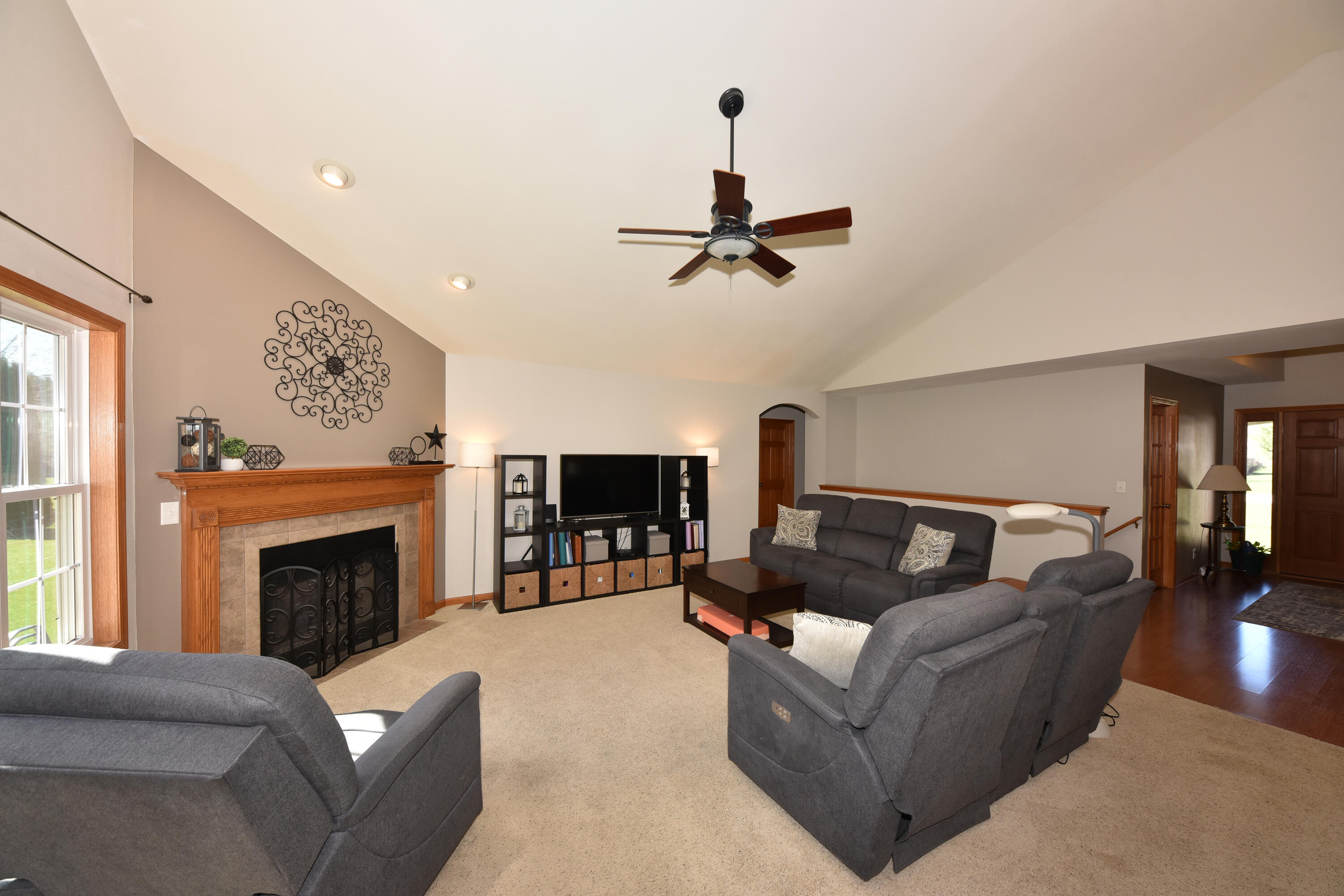 550 Hunter Crossing South Slinger, WI 53086 - Photo 3 of 31 Living Room