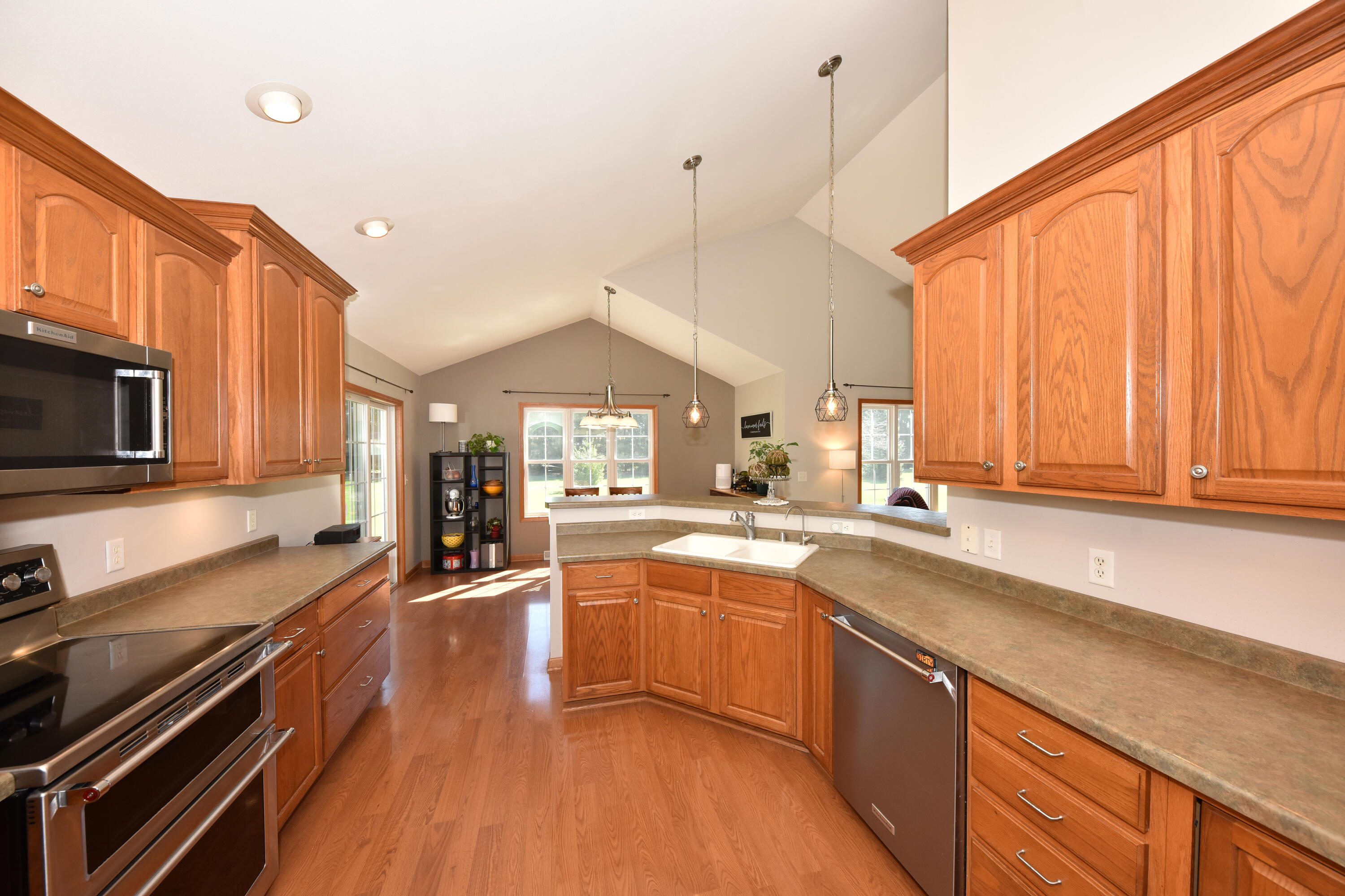 550 Hunter Crossing South Slinger, WI 53086 - Photo 8 of 31 Kitchen