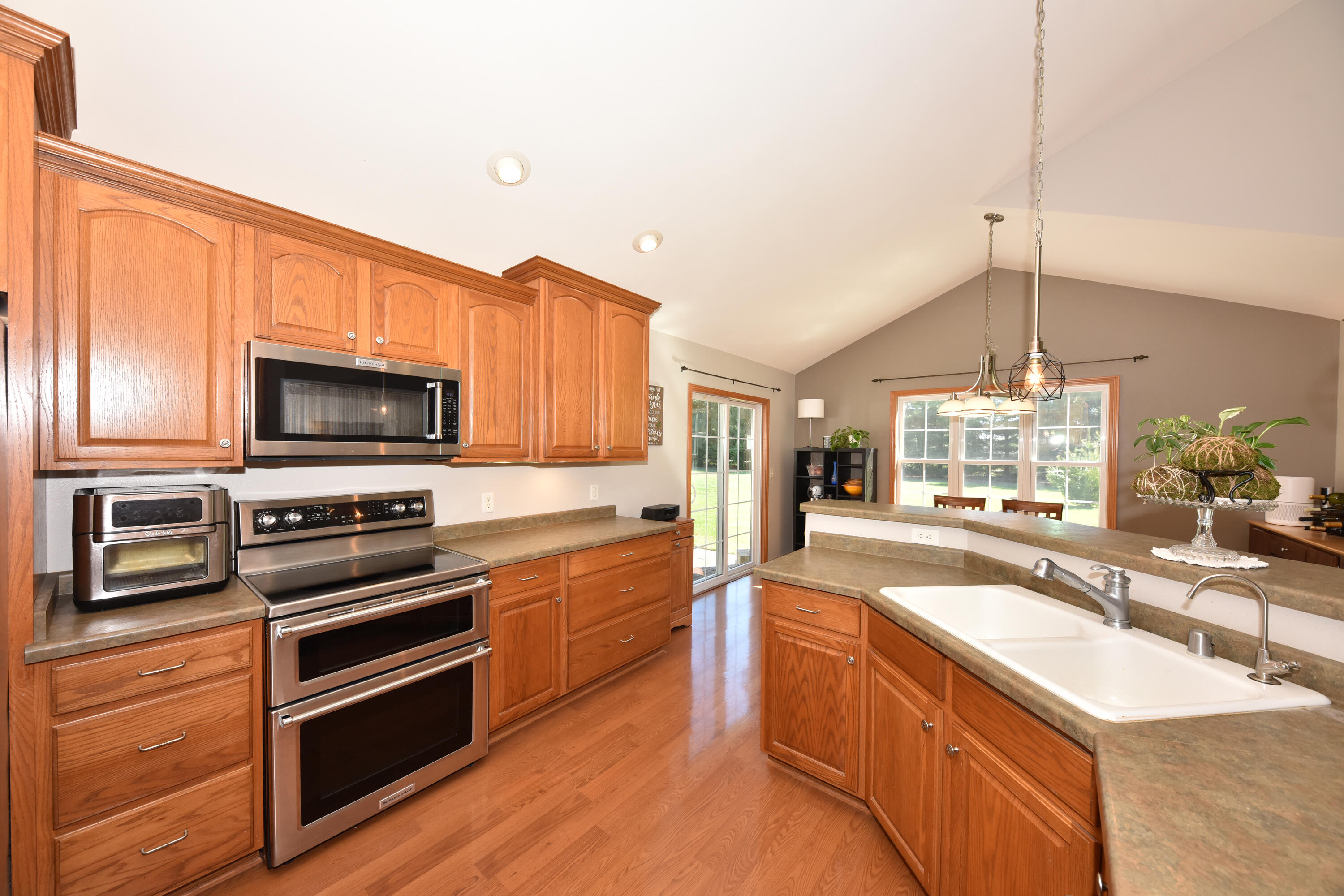 550 Hunter Crossing South Slinger, WI 53086 - Photo 9 of 31 Kitchen