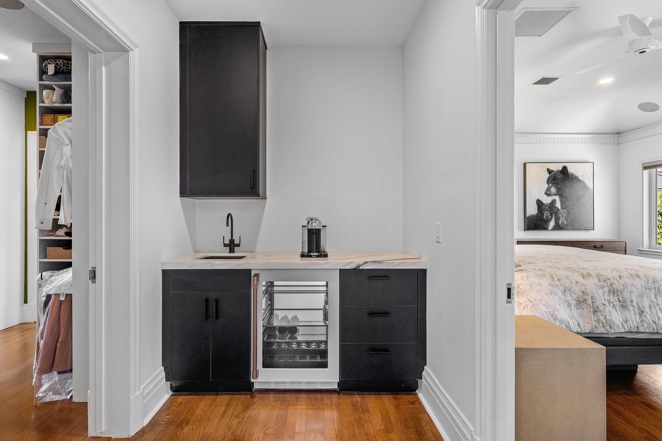 5 Osprey Court Ocean Ridge, FL 33435 - Photo 33 of 39 a view of kitchen with sink and mirror