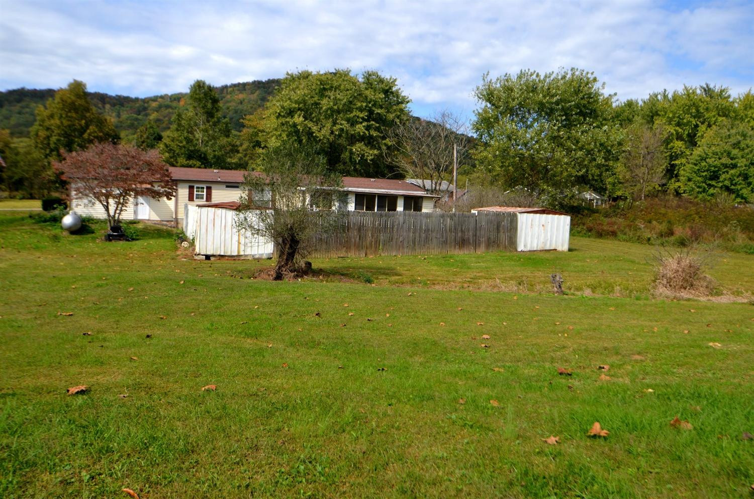 102 Oak Valley Road Irvine, KY 40336 - Photo 8 of 21 Large level yard with privacy fence!