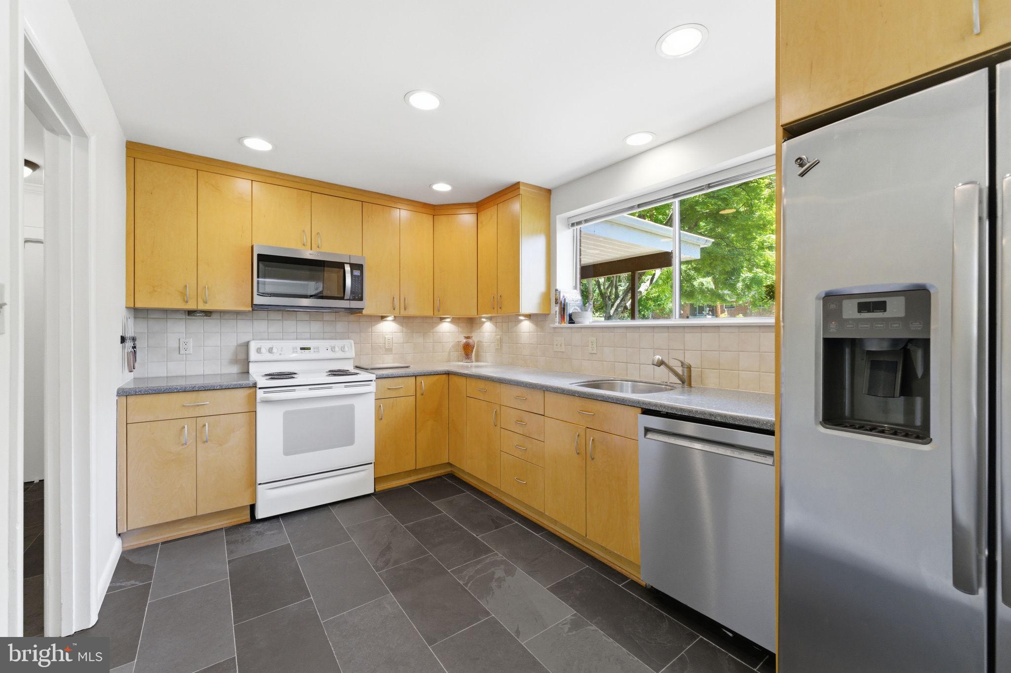 11408 Gilsan Street Silver Spring, MD 20902 - Photo 7 of 67