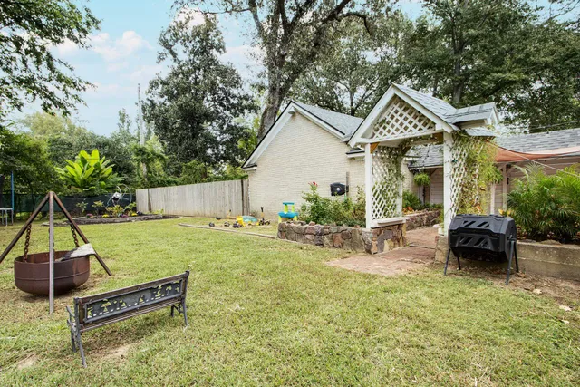 a view of a house with backyard and sitting area