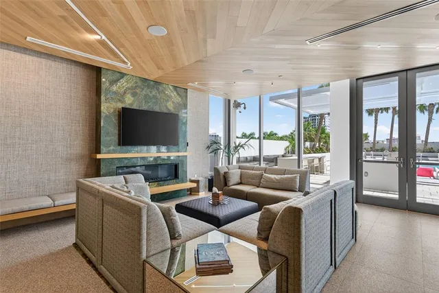 a view of a livingroom with furniture and a ceiling fan