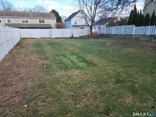 a view of a back yard