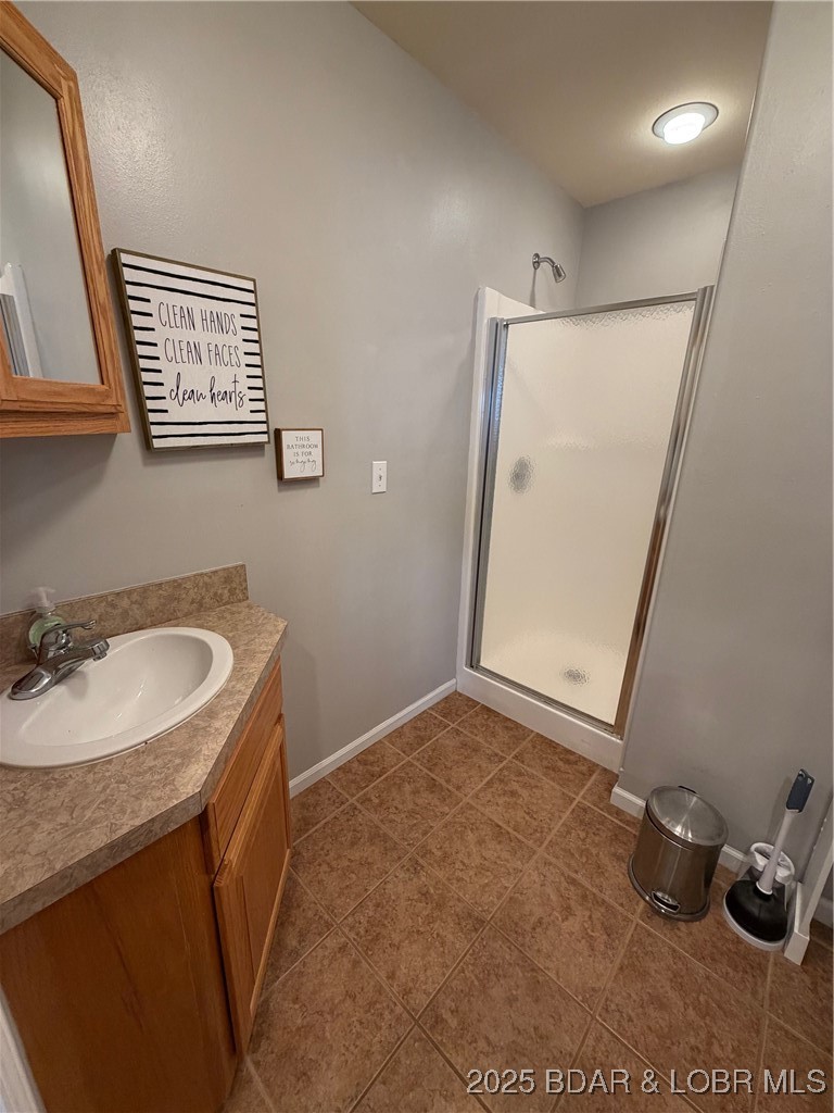 27630 Golden Point Lane Barnett, MO 65011 - Photo 17 of 60 Main Level bathroom