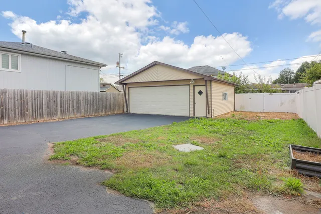 a view of backyard with garden