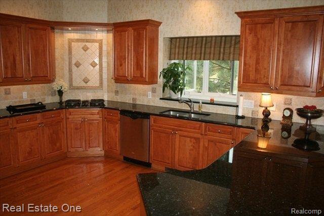 5035 Cloisters Boulevard Rochester, MI 48306 - Photo 2 of 23 gourmet-kitchen.JPG