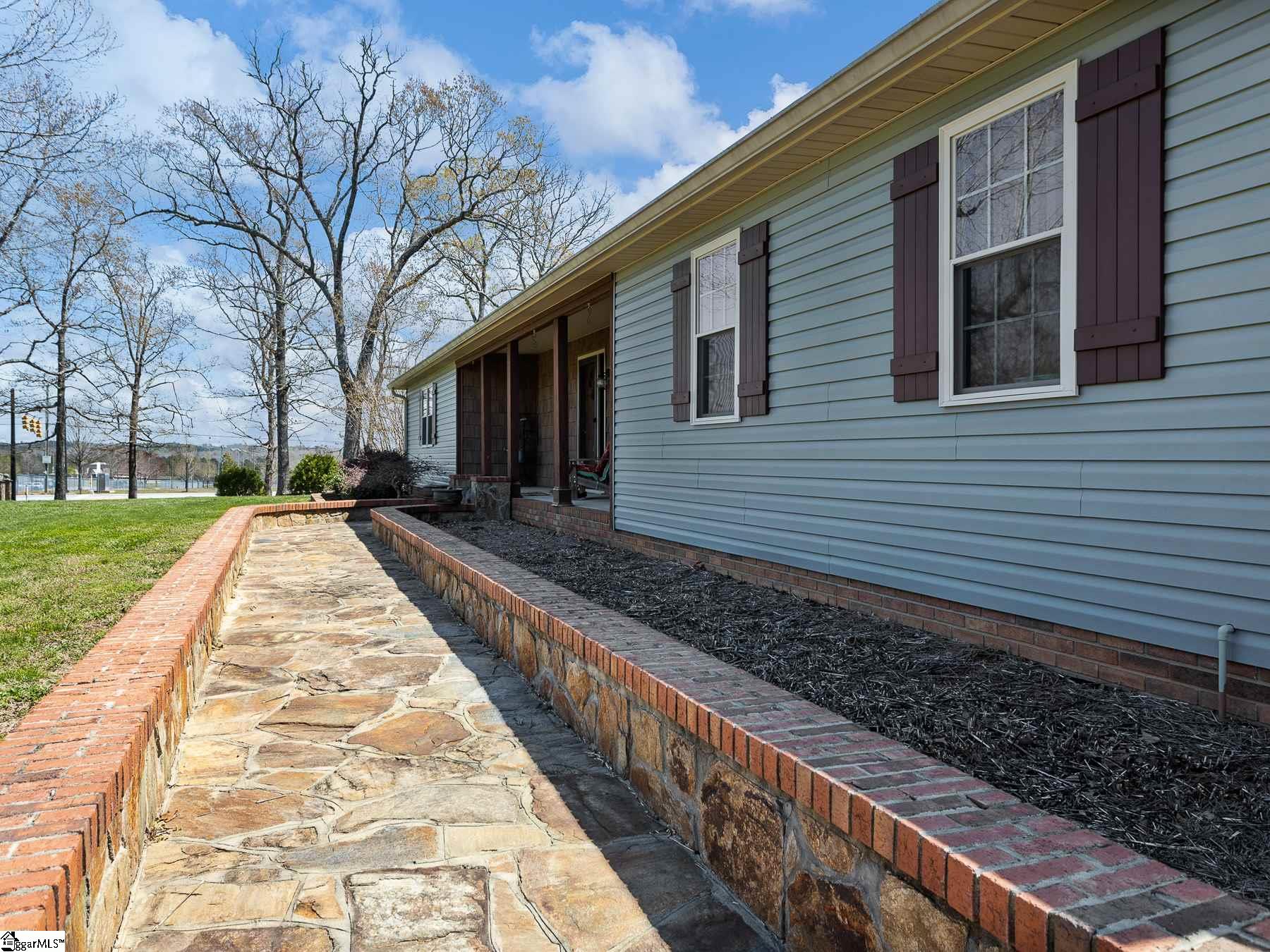 105 James Road Campobello, SC 29322 - Photo 4 of 36