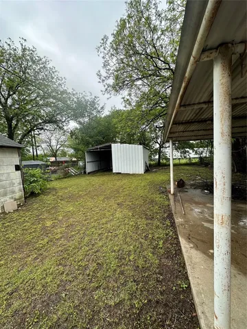 a view of a backyard
