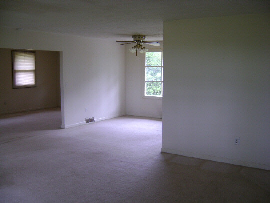 10142 South Center Road Durand, IL 61024 - Photo 8 of 11 an empty room that has a window