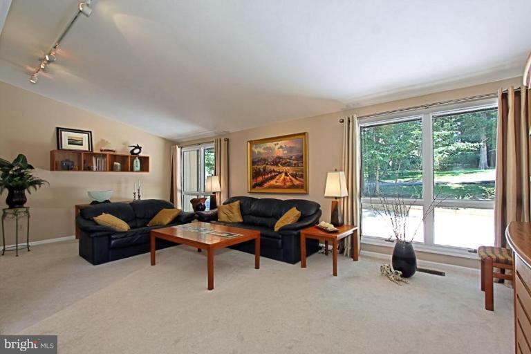 7101 Triad Way Springfield, VA 22151 - Photo 4 of 27 Living Room