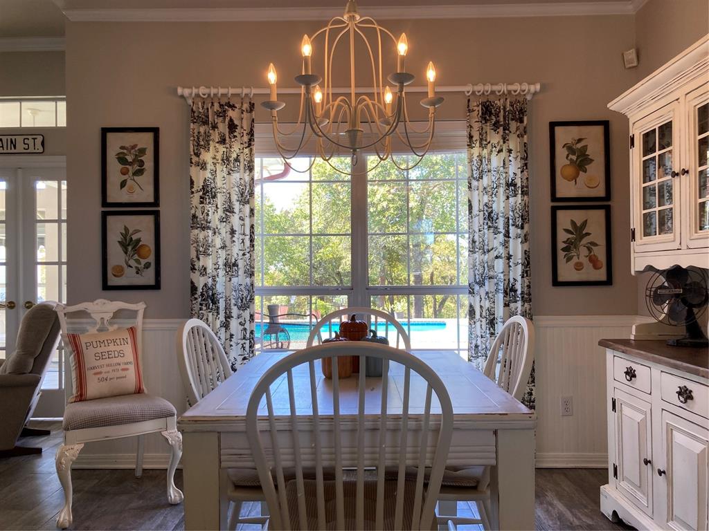 142 Hickory Valley Lane Waco, TX 76705 - Photo 11 of 33 a view of a livingroom with furniture and window