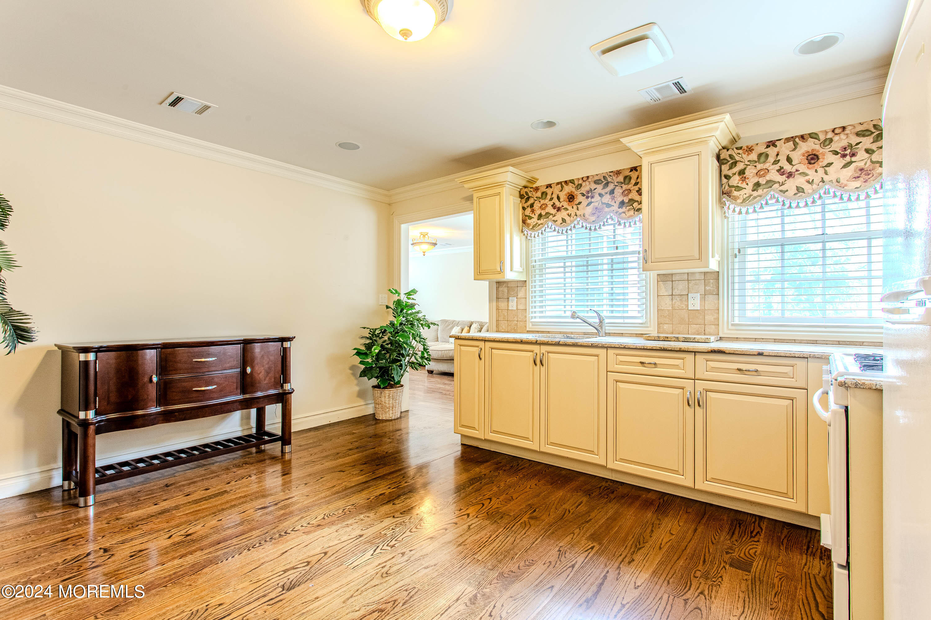 25 Woods End Road Colts Neck, NJ 07722 - Photo 53 of 76 25 West End 045