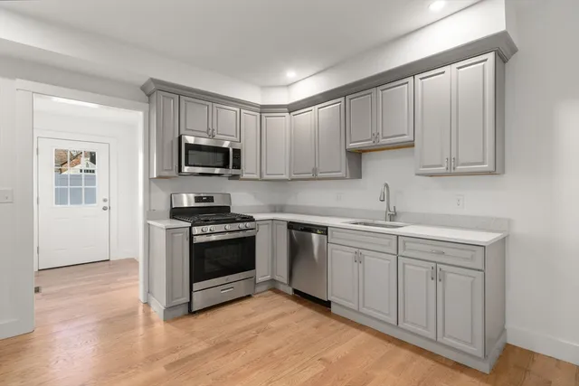 $4,150 | 6 Clinton Street, Unit 6, Newton, MA 02458