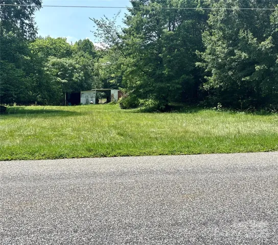 a view of a back yard