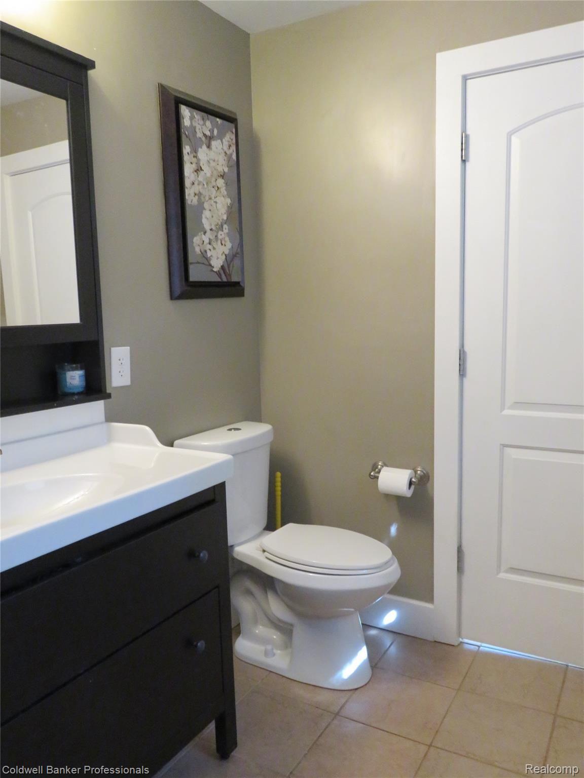 1820 South Morrice Road Owosso, MI 48867 - Photo 14 of 33 15 1810 bathroom.JPG