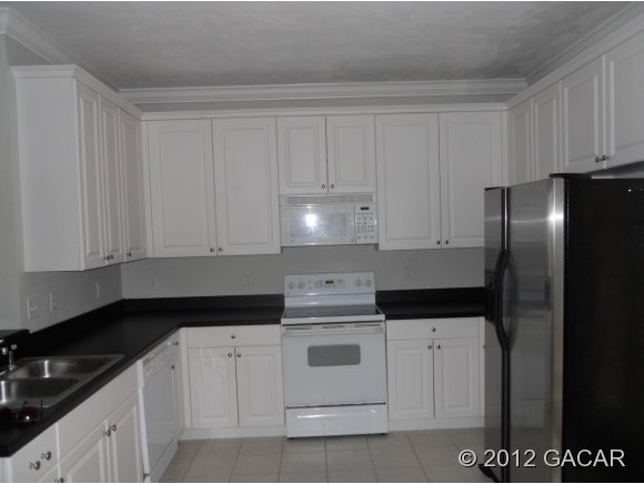 Spacious Kitchen w/Appliances!