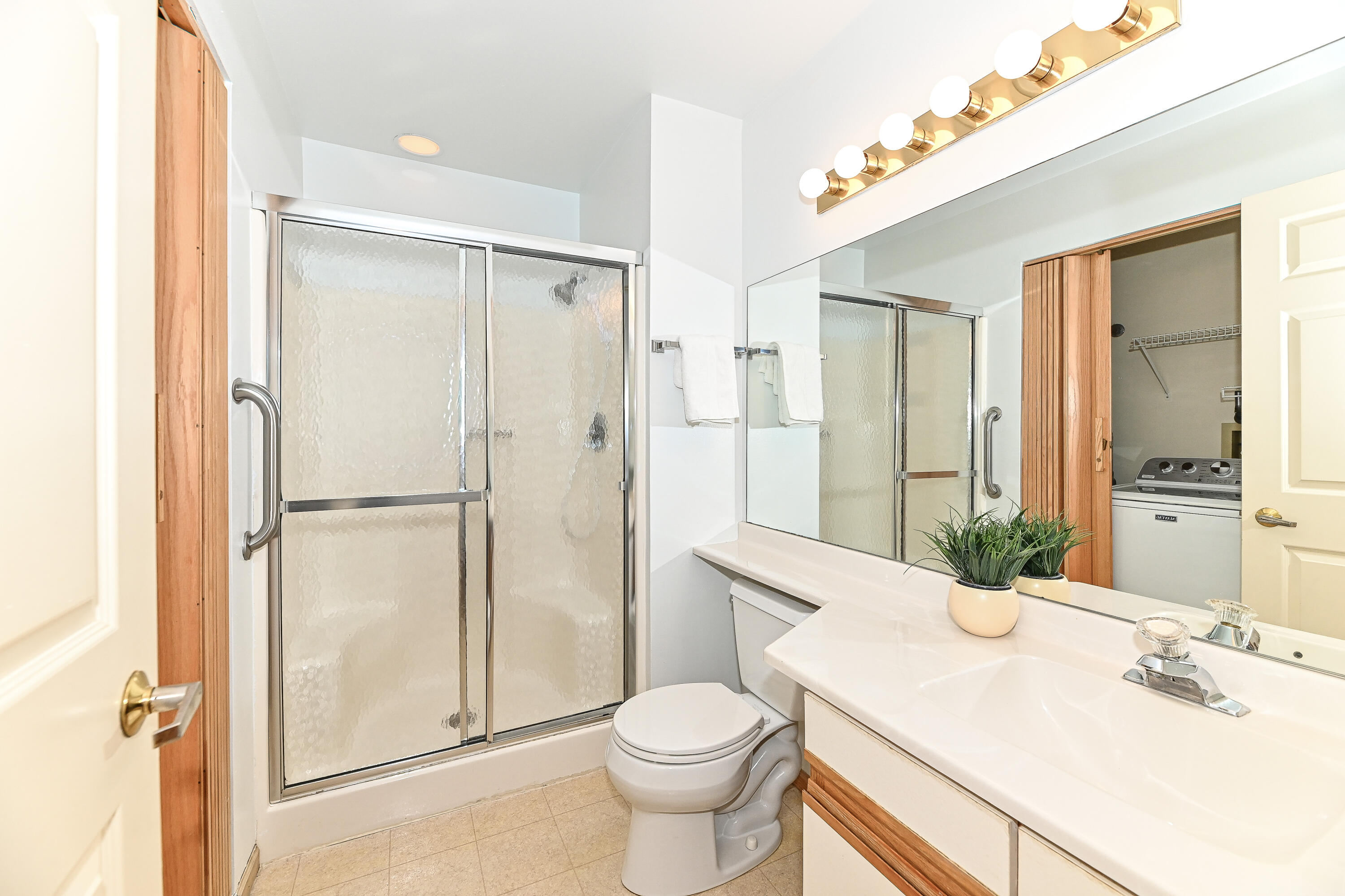 1600 West Green Tree Road, Unit B130 Glendale, WI 53209 - Photo 14 of 20 Main Bath