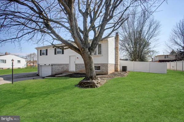 a view of a house with backyard